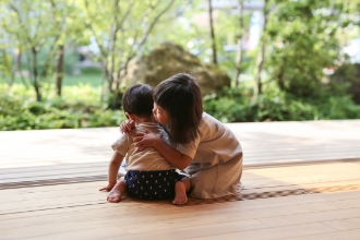 木が並べられている写真