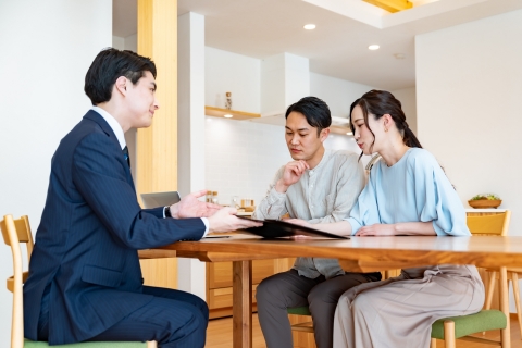 男性が女性と男性と話している写真