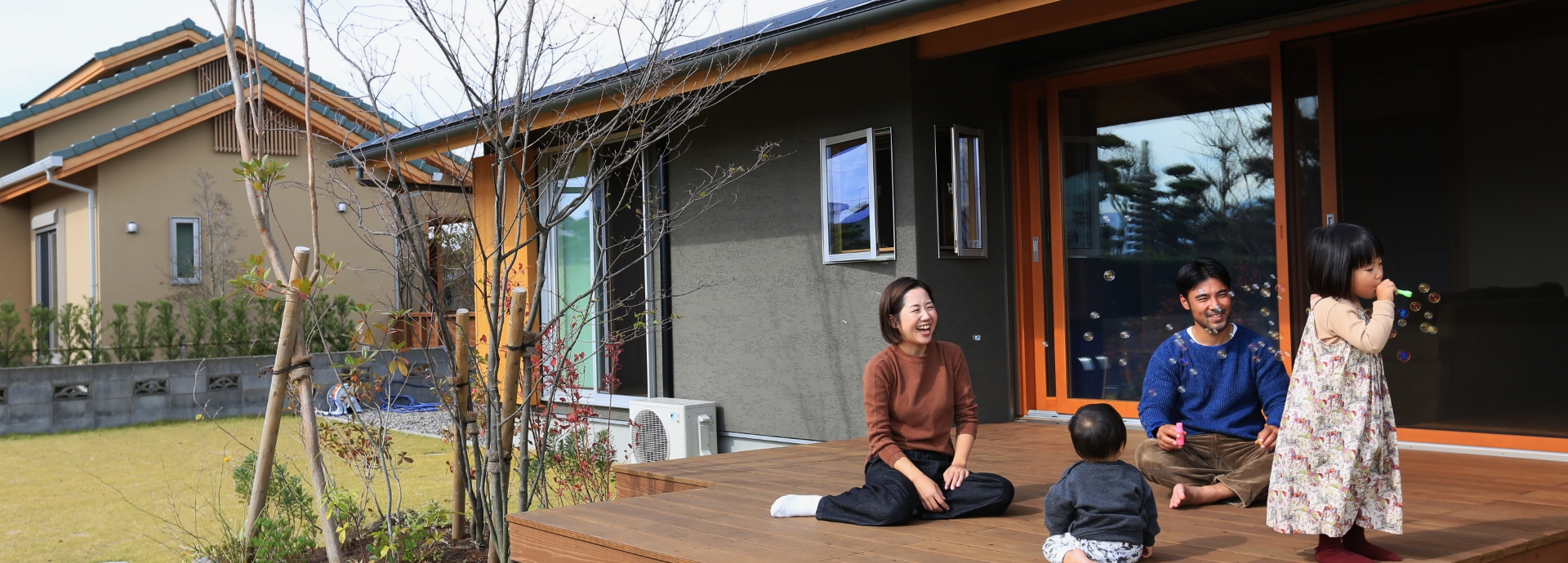 住宅で家族が過ごしている写真