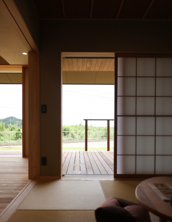 深い軒下の贅沢な空間 写真