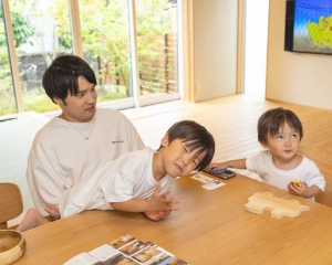 お父さんと子ども二人の写真