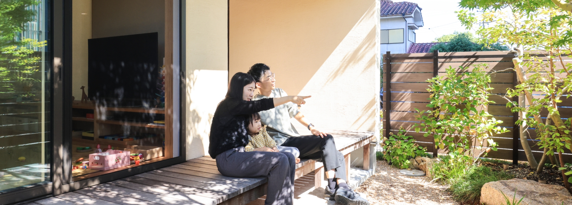女性と男性がベランダで座っている写真