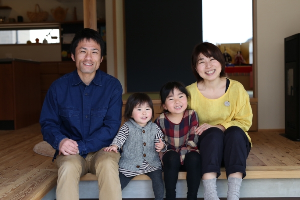 家族4人の写真