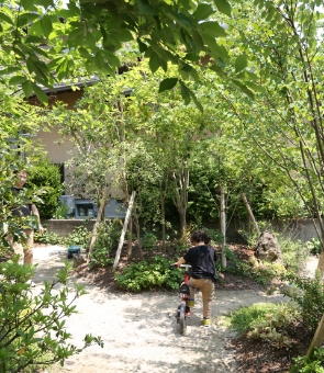 庭で遊んでいる子どもの写真