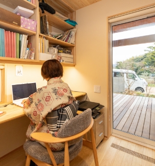 書斎で仕事をしている着物を着た女性の写真
