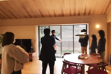 リビングにいる家族の写真