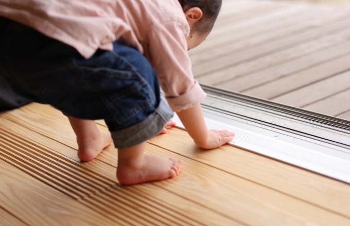 子どもが床を触っている写真