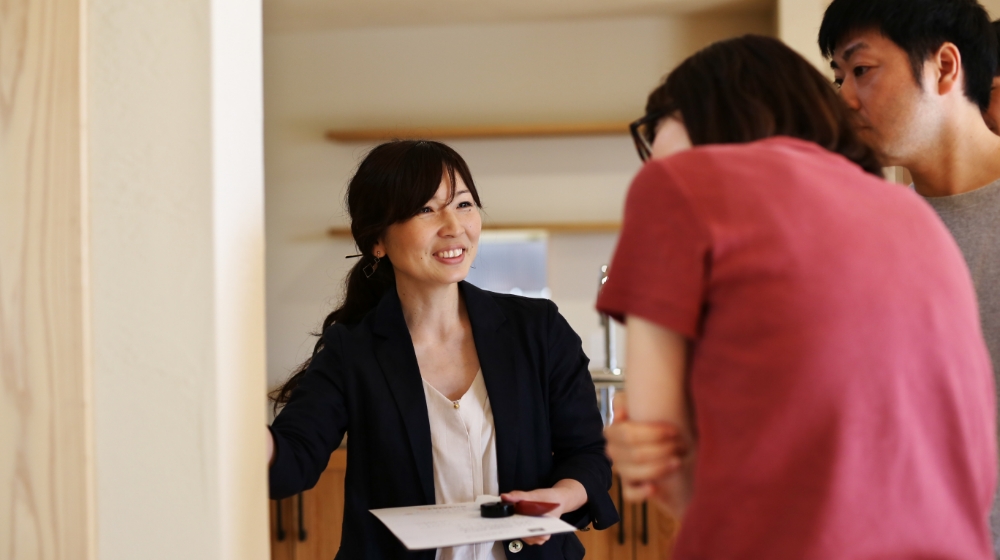 女性が女性と男性と話している写真