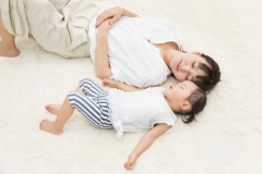 母と娘が寝ている写真