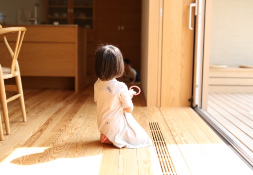 子どもがリビングで遊んでいる写真