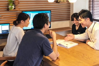 女性と男性がスタッフ2人に相談している写真