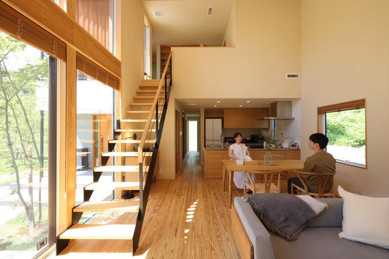 のびやかなLDKとアイアン階段のある住まい　(山口県山口市/トラッド)