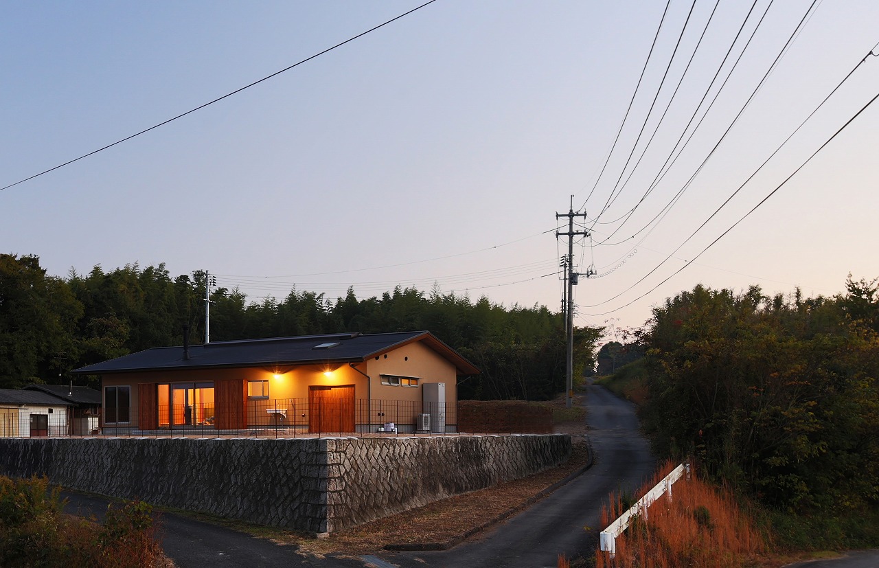 大開口から望む田園風景と薪ストーブを愉しむ平屋（山口県山口市/平屋）