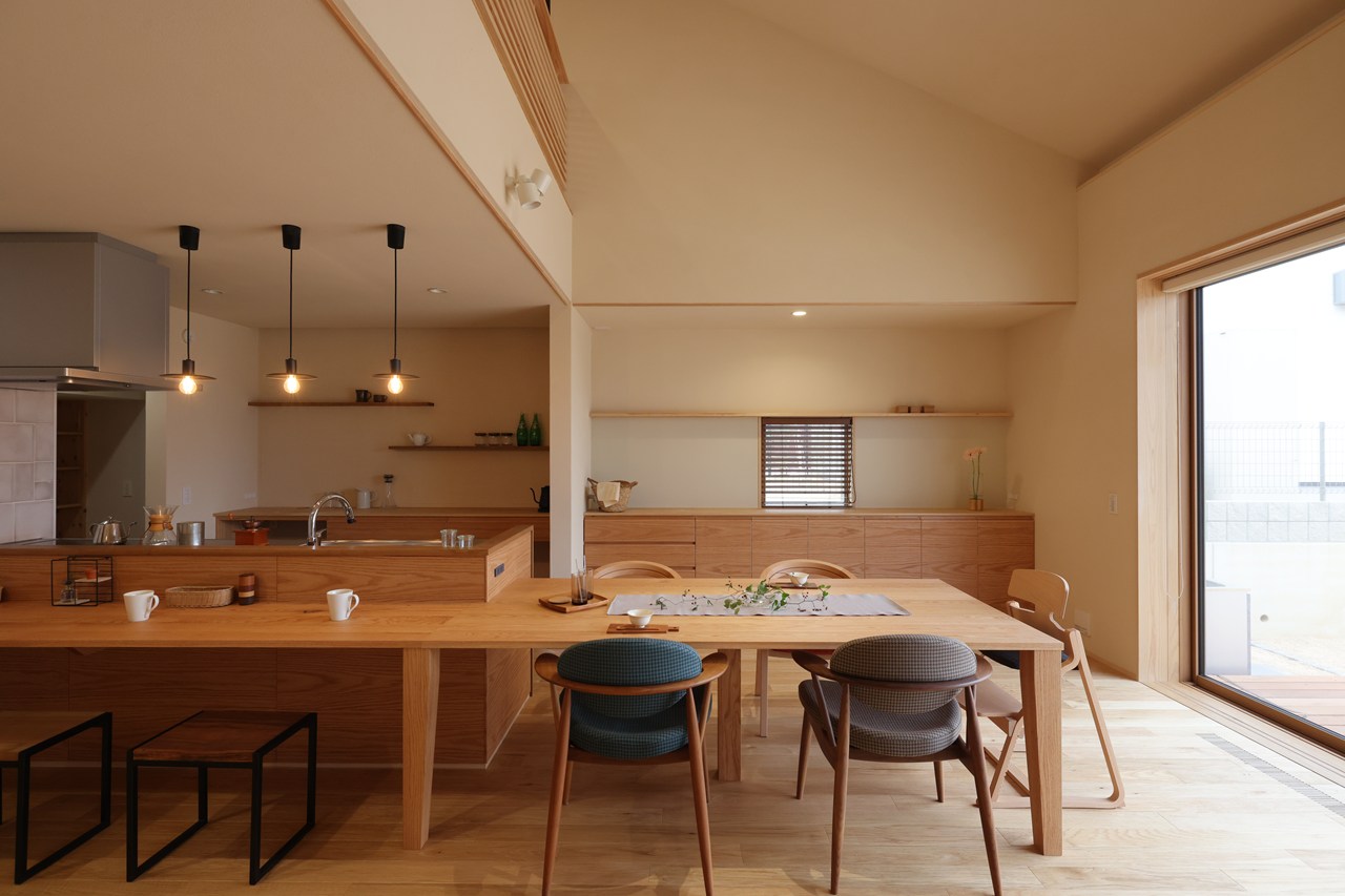 キッチンを囲みすきなことに向き合う住まい　(山口県下関市/大屋根)