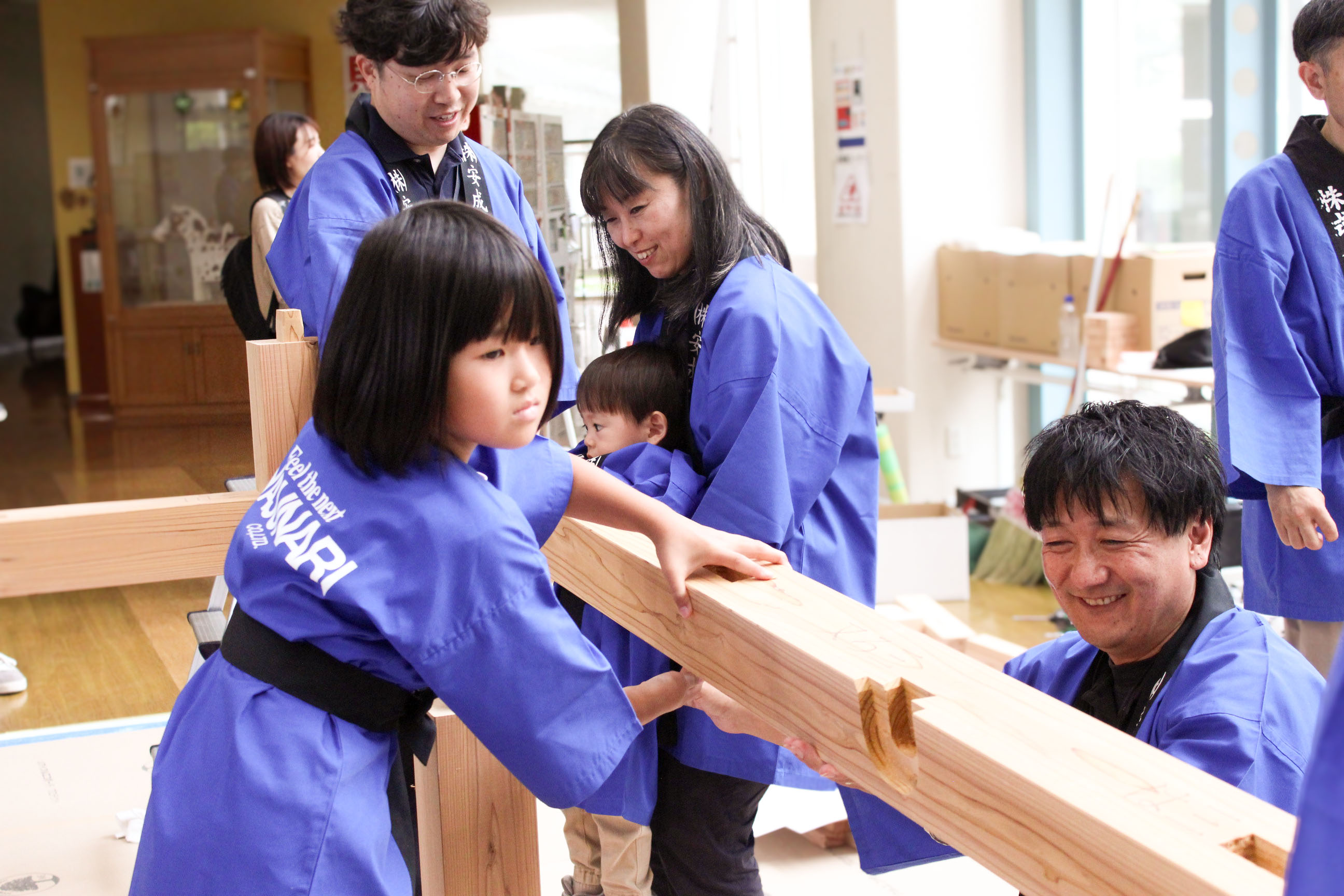 構造材を組み上げる様子