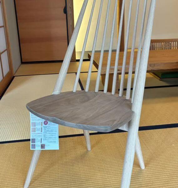 障子の和室で、濃い茶の座面と明るい背棒が特徴のモダンな木製チェアが置かれている様子
